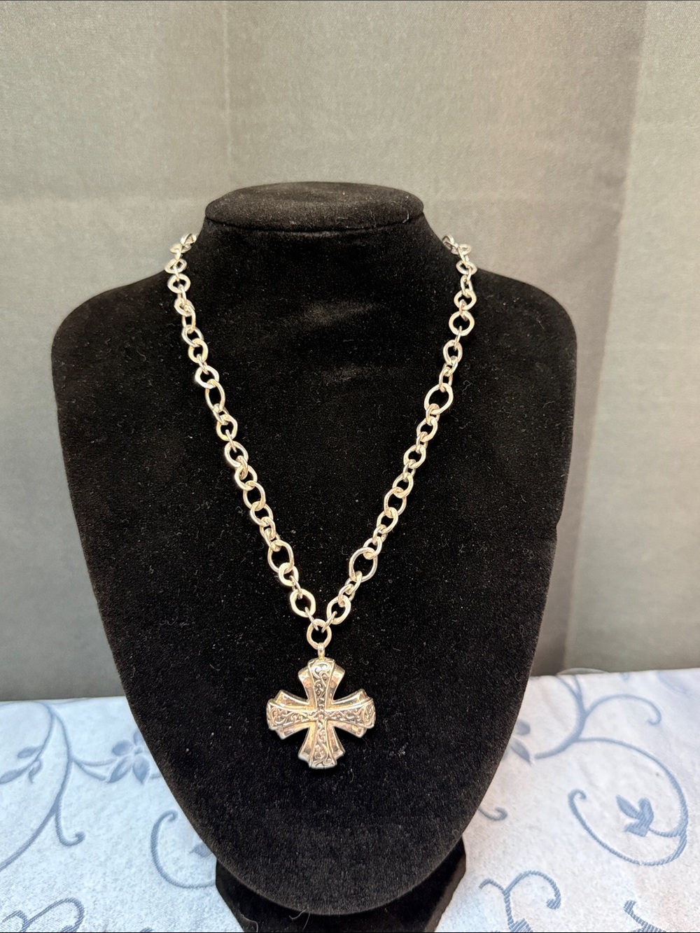 466067 silver rolo link chain/toggle clasp with cross pendant